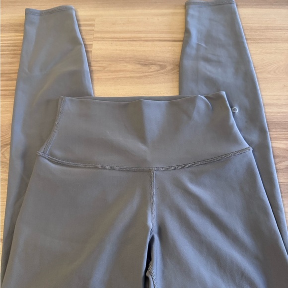 Alo Yoga 7/8 High-Waist Airlift Legging - Light Gray - Picture 5 of 6